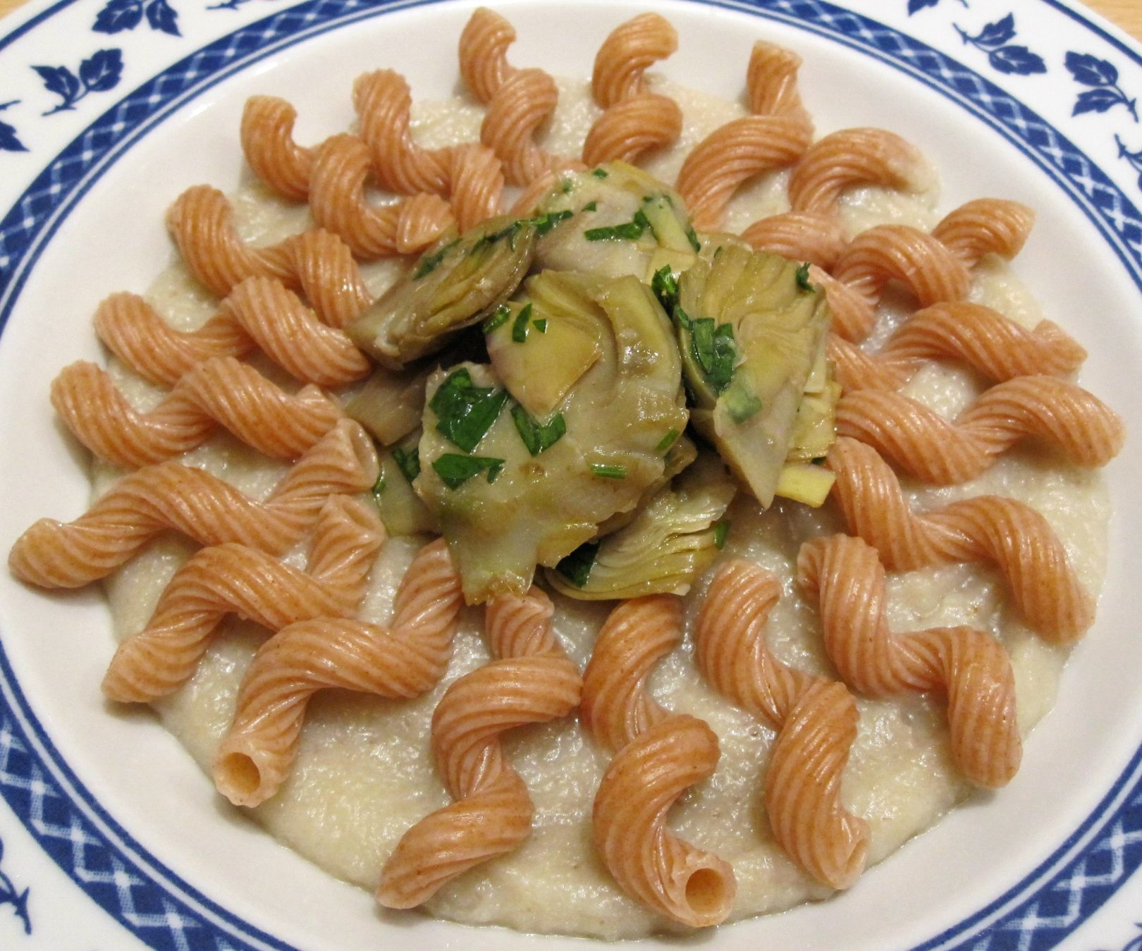 Cavatappi di farro su crema di topinambur e cuori di carciofo trifolati