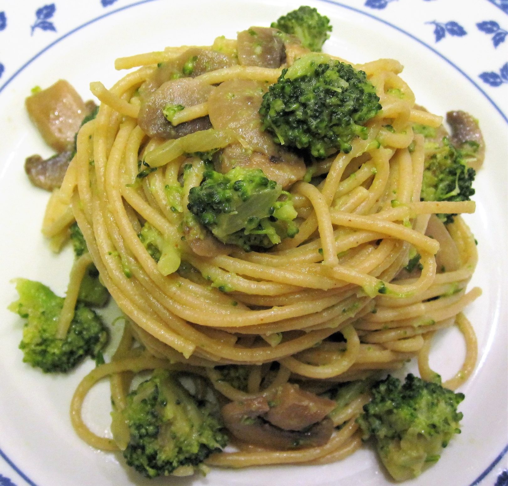 Spaghetti integrali con broccoli e champignon