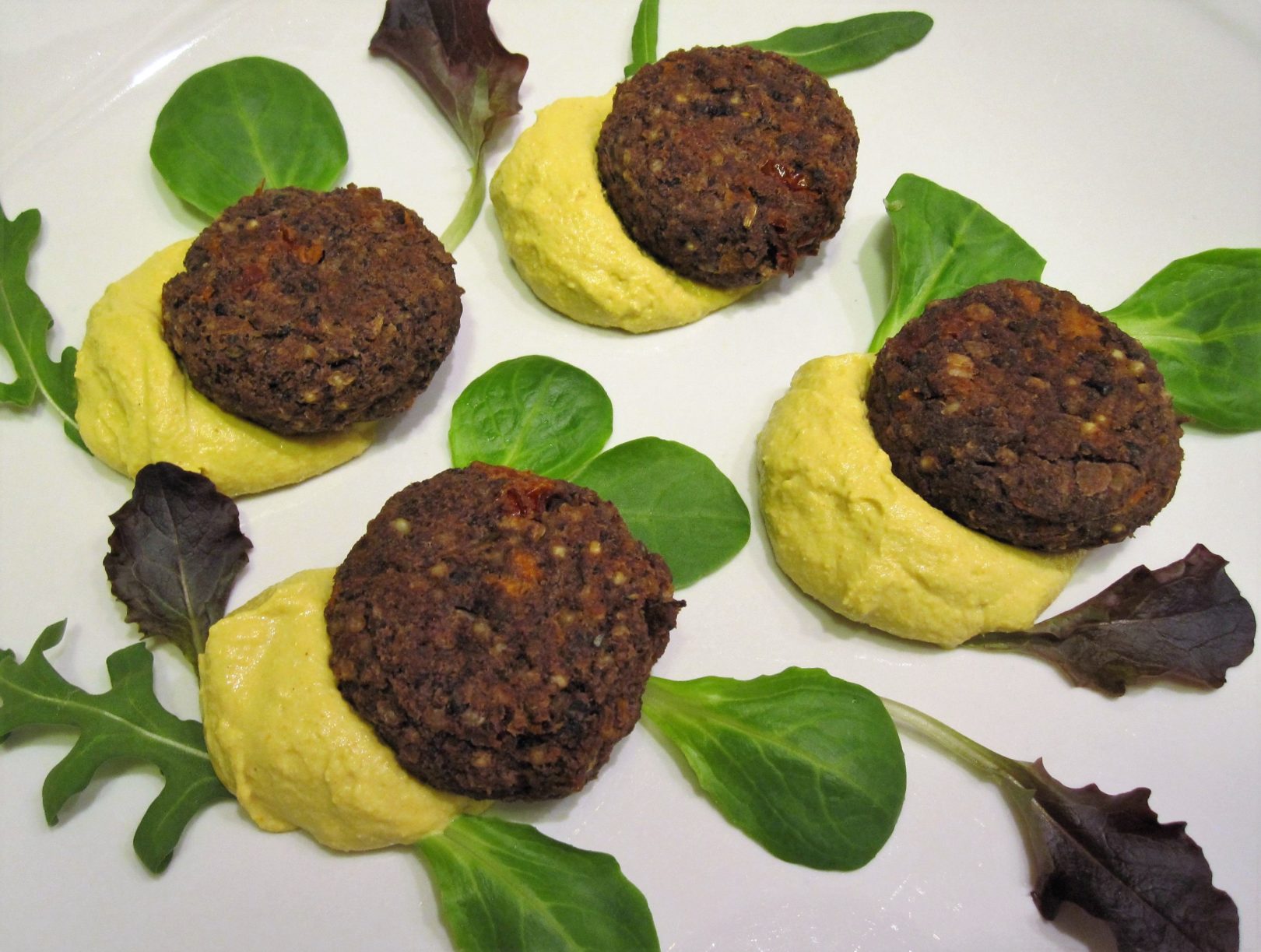 Polpette di fagioli neri e miglio con maionese di tofu alla curcuma