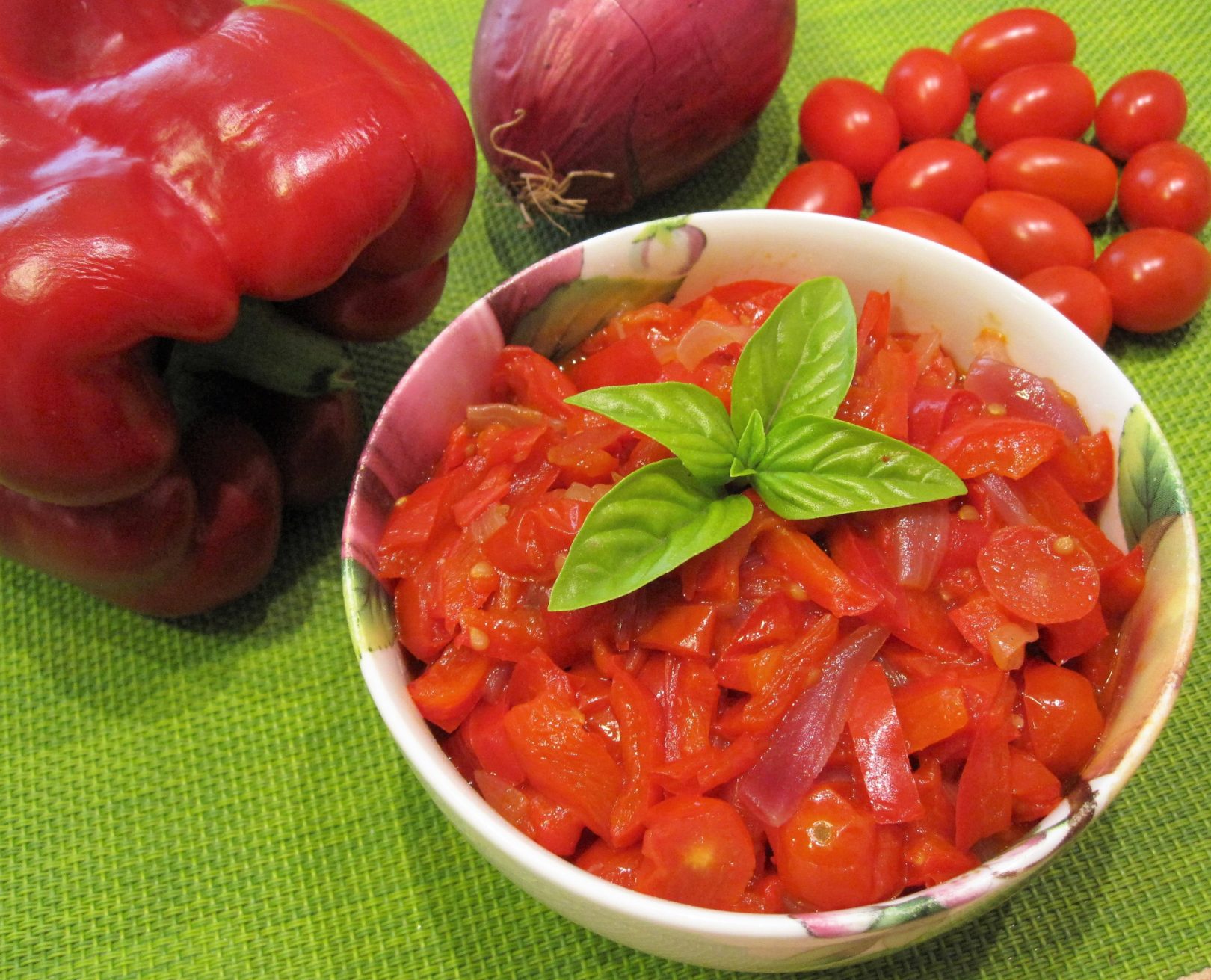 Peperonata light con peperoni rossi, cipolla di tropea e pomodori datterini