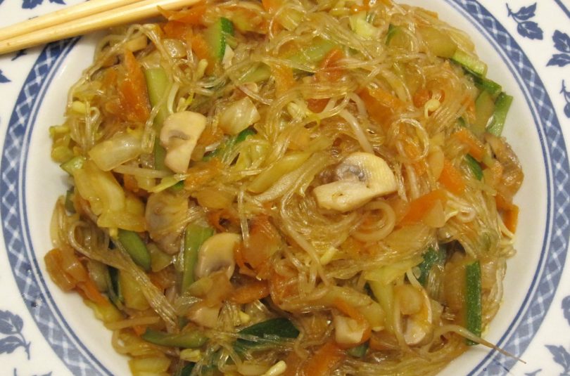 Spaghetti di soia in stile orientale con verdure e germogli