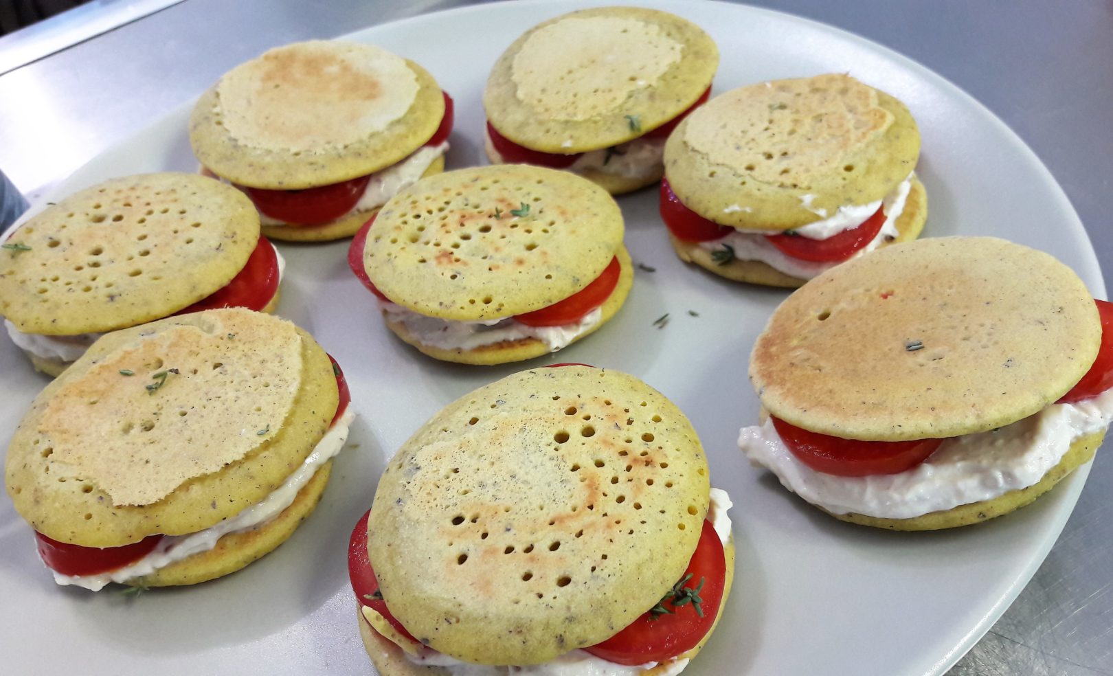 Pancake salate senza glutine con veg-formaggino autoprodotto e pomodorini al timo