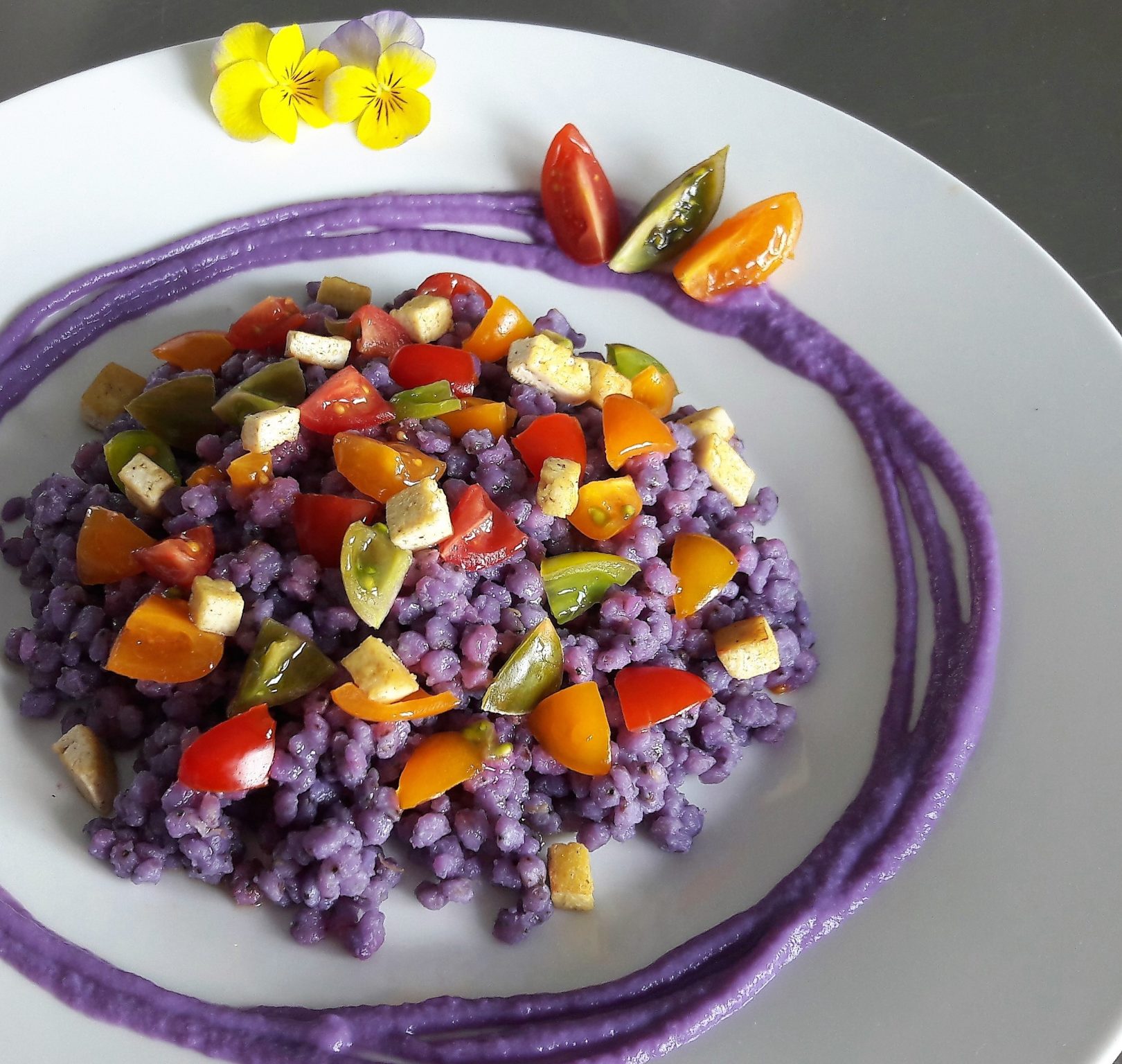 Sorgo colorato al cavolo cappuccio, pomodorini e tofu