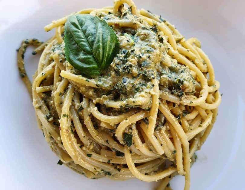 Spaghetti al pesto di basilico “light” (con ingrediente segreto)